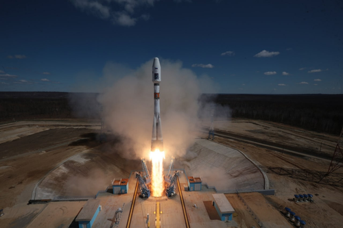 Primer lanzamiento desde el cosmódromo Vostochny del cohete portador Soyuz-2.1a con tres satélites artificiales de la Tierra