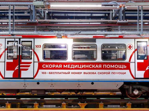 Поезд, оформленный в стиле Скорой помощи