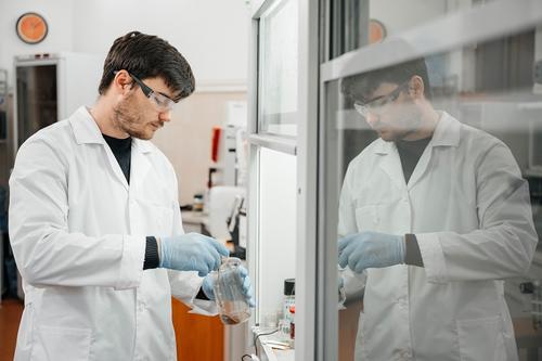Empleado del laboratorio