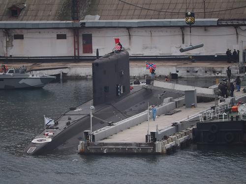 Aparecen imágenes de la carga del misil de crucero «Kalibr» en el submarino de combate «Novorossiysk»