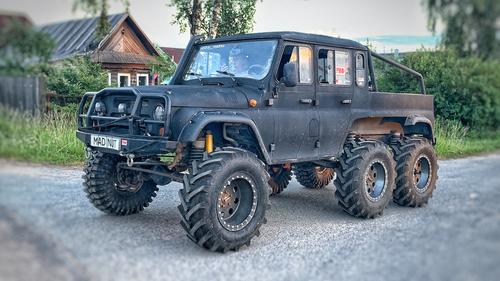 UAZ 6x6 in Mad Nut Show modification