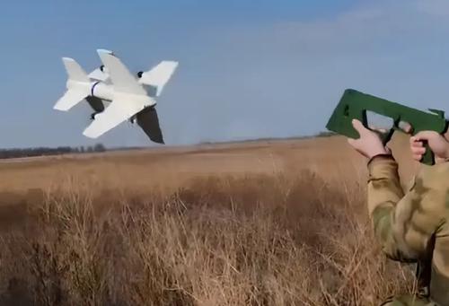 El uso del "Árbol de Navidad" antidrones se muestra por primera vez en video
