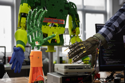 Robo-mano y guante para control