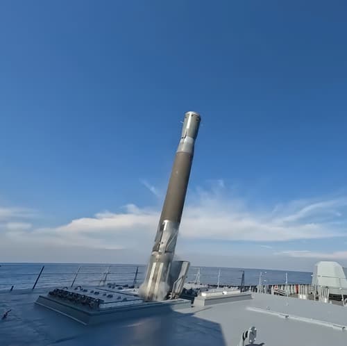Lanzamiento del misil "Circón" desde un barco en el Mar Mediterráneo