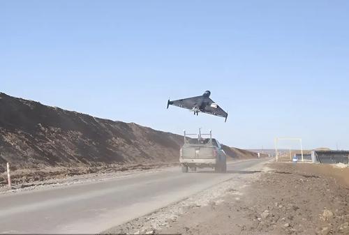 Lanzamiento de un dron kamikaze "Geran" desde la plataforma de una camioneta