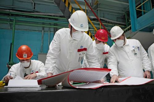 Trabajadores nucleares en la central nuclear de Kursk-2