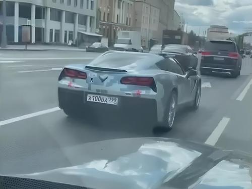 El Chevrolet Corvette C7 americano se presenta en el color del caza Su-57