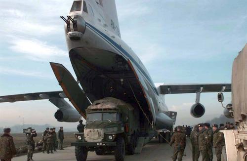 Выгрузка военной техники из самолета Ил-76