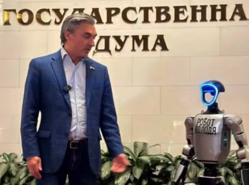 El robot Volodia trabajando en la Duma Estatal