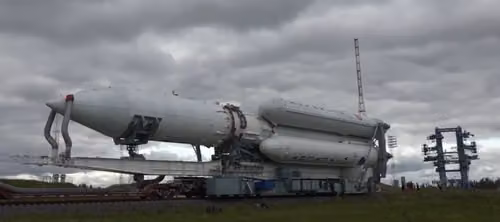 Космическая ракета перед пуском