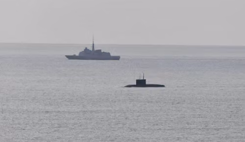 Подлодка «Новороссийск» проекта 636.3 в сопровождении буксира «Яков Гребельский» у берега Франции