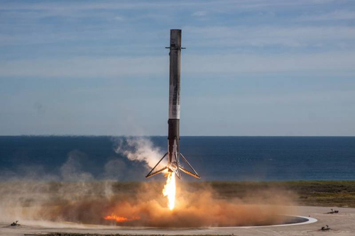 приземление первой ступени ракеты-носителя Falcon 9 на посадочную платформу 