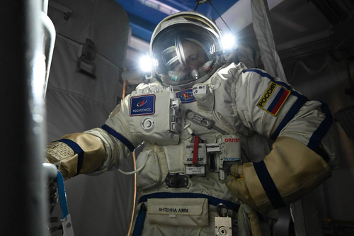 работа космонавтов в скафандре «Орлан-МКС» №7 на тренажере «Выход-2»