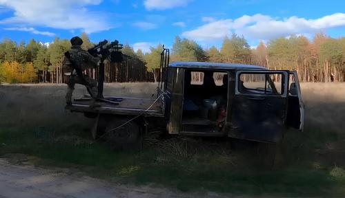 Ametralladora Maxim en la parte trasera de un UAZ "Farmer"
