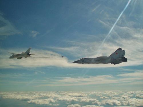 МиГ-31БМ дозаправили от Су-24М с помощью УПАЗ-1