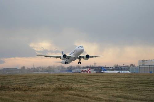 Экипаж МС-21 не стал рисковать посадкой при сильном ветре на испытаниях