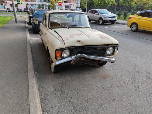 Разбитый в ДТП автомобиль в Москве