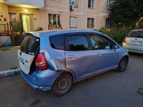Автомобили во дворе многоквартирного дома 