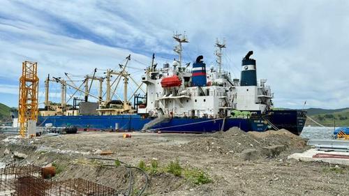 Buque pesquero en la planta de reparación naval "Ryibokombinat Ostrovnoy"