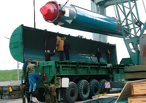 Разгрузка ракеты Р-29РМ