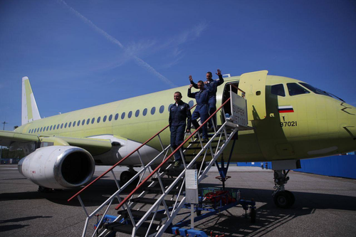 Команда лётного отряда после испытаний самолёта SJ-100 в 2025 году