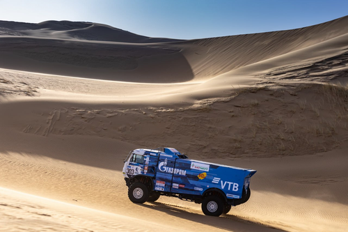El equipo ruso «KAMAZ-master» entrena en las condiciones del desierto de Ulan-Bukh