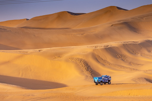 El coche está equipado con un motor diésel turboalimentado KAMAZ-740.35-400 con una potencia de hasta 900 CV.