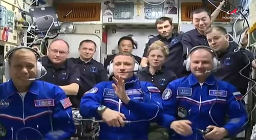 Экипаж МКС на первом плане прибывшие космонавты Роскосмоса и астронавт NASA