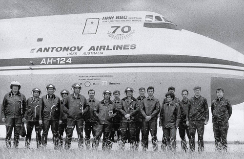 Участники кругосветного рейса на фоне самолёта Ан-124