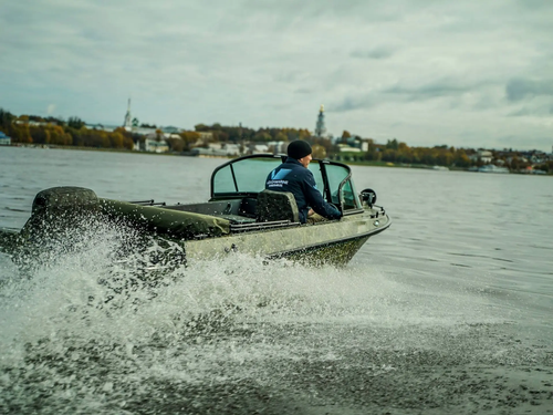 Barco con componentes de la empresa «Lodka 44»