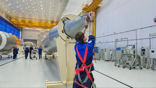 Подготовка ракеты-носителя «Союз 2.1б»