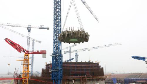 Montaje de la estructura de soporte en la tercera unidad de energía de la central nuclear de Leningrado-2