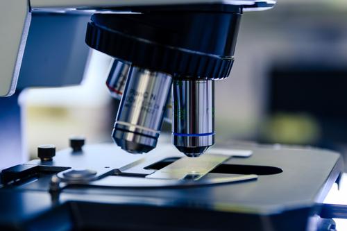 Microscopio en el laboratorio