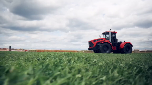 Tractor Kírovets en funcionamiento