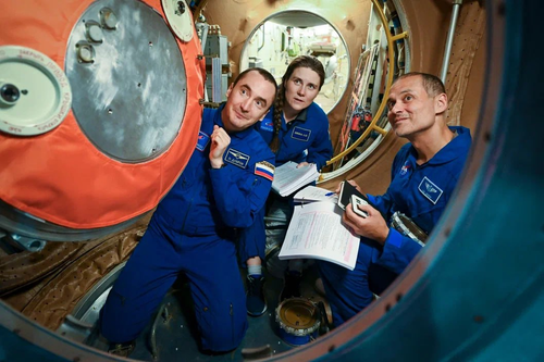 Космонавты Роскосмоса Пётр Дубров, Анна Кикина и астронавт NASA Анил Менон 
