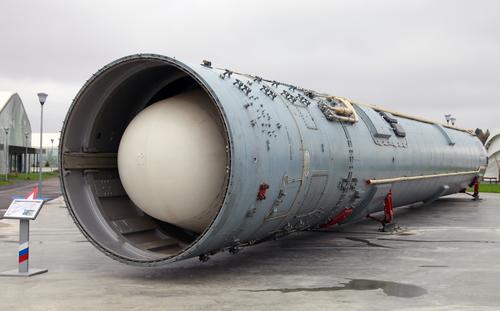 ICBM UR-100N en el contenedor de transporte y lanzamiento 15Ya54