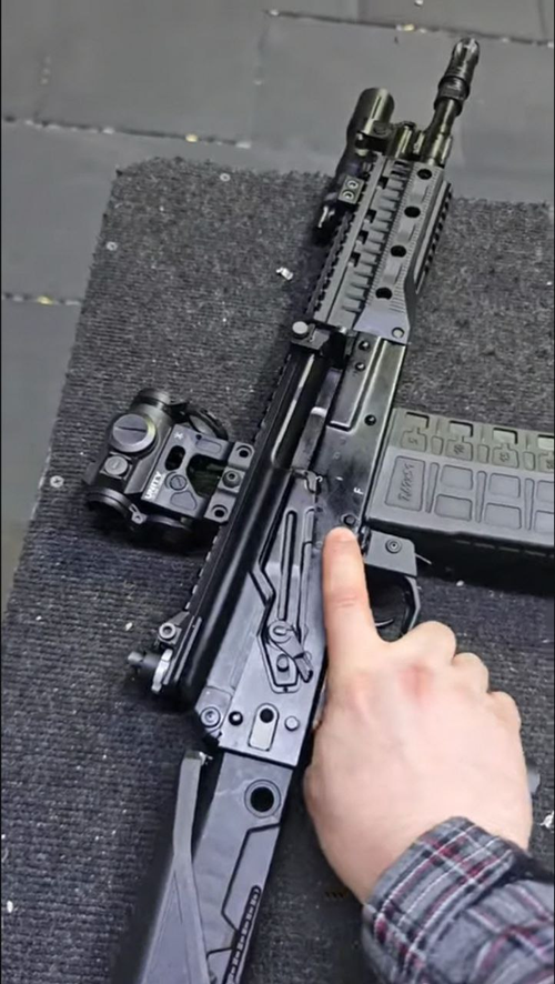 АК-308 с укороченным стволом и новым магазином 