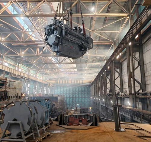 Loading engines onto the icebreaking tug Narvskaya Zastava