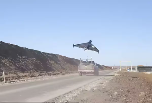 Lanzamiento de un dron "Geran-2" desde la carrocería de una camioneta