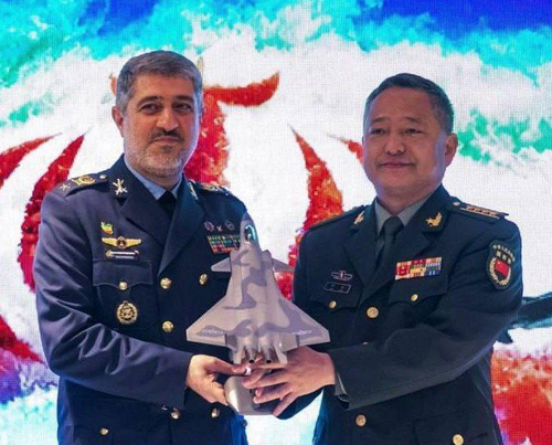The military attaché of the Chinese Embassy presented Brigadier General Bahman Behmard, commander of the Iranian Air Force, with a large-scale model of the fifth-generation Chengdu J-20