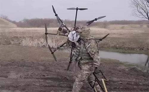 Un militar ruso con un UAV "Baba Yaga" en sus manos