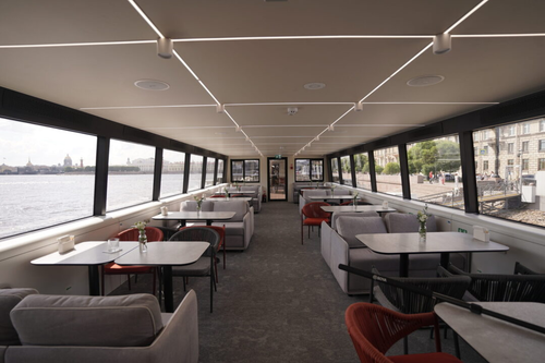 Restaurante en la embarcación eléctrica "Strelna" del proyecto "Moscow 2.0"