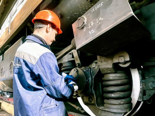 Inspección del juego de ruedas de la locomotora diésel TEM14