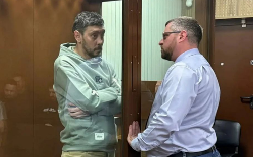 Alexéi Kostylev (izquierda) en la sala del tribunal