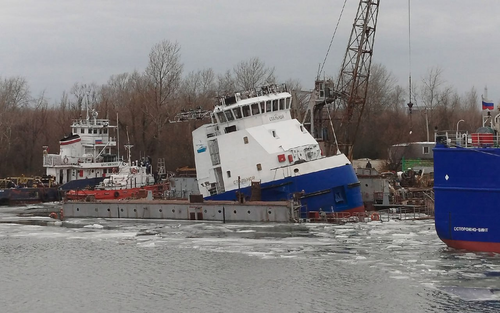 El dique flotante hundido "Plavdok-08" junto con el remolcador-empujador "Stalnoy"&nbsp;