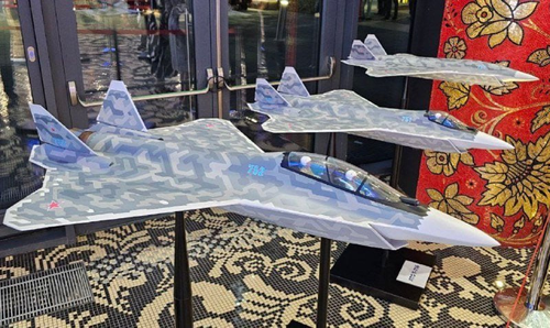 Su-75 en versiones biplaza, monoplaza y no tripulada
