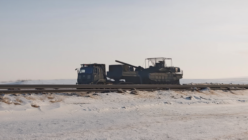 KamAZ-65221 transporta un T-90M