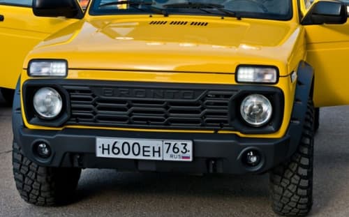 Lada Niva Bronto con el nuevo kit de carroceria de plastico
