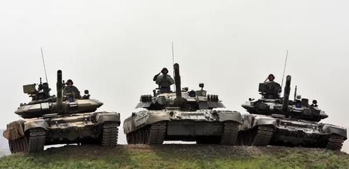 Tanques rusos T-90S, T-80U y T-90A