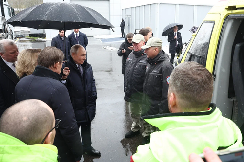 El presidente ruso Vladimir Putin inspecciona el helicóptero "Ansat"